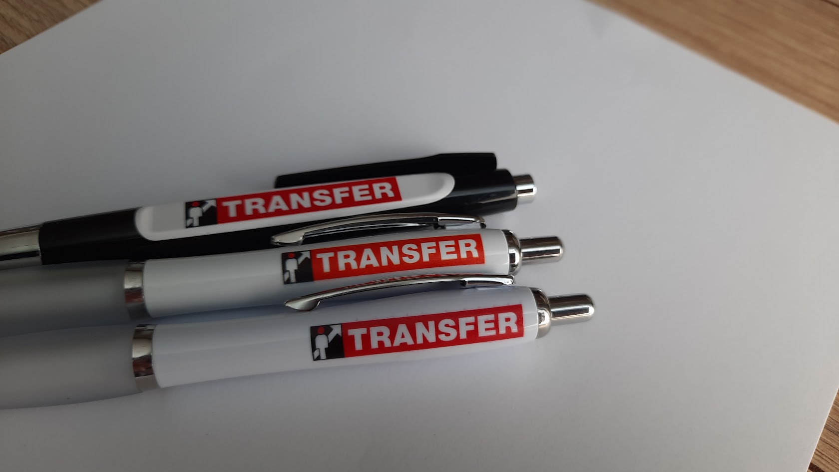 Tri reklamné perá s červenobielou potlačou TRANSFER